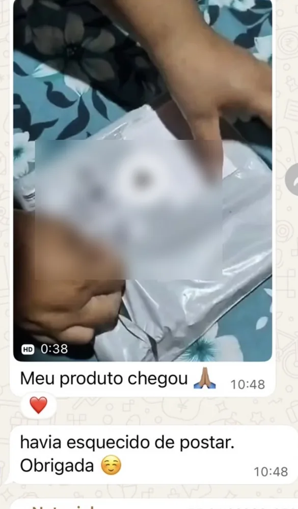 Mensagem real anonimizada de cliente confirmando que o produto chegou