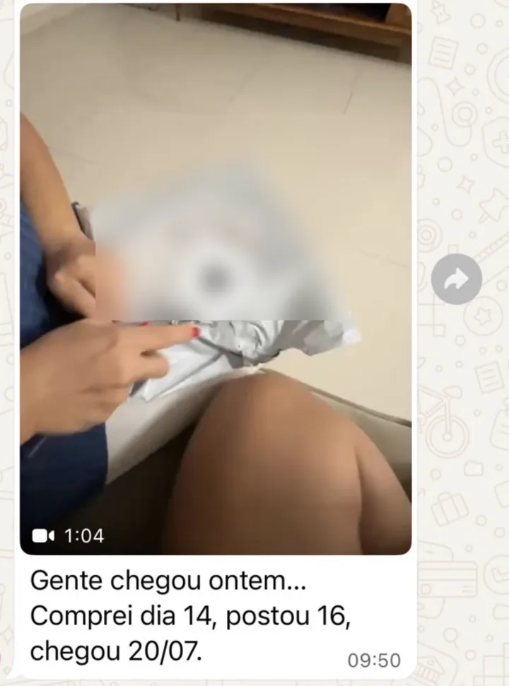 Mensagem real anonimizada de cliente registrando datas de compra, postagem e chegada